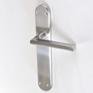 SET AUS 2 TÜRGRIFFEN MIT PLATTE MIT SATIN-NICKEL-FINISH